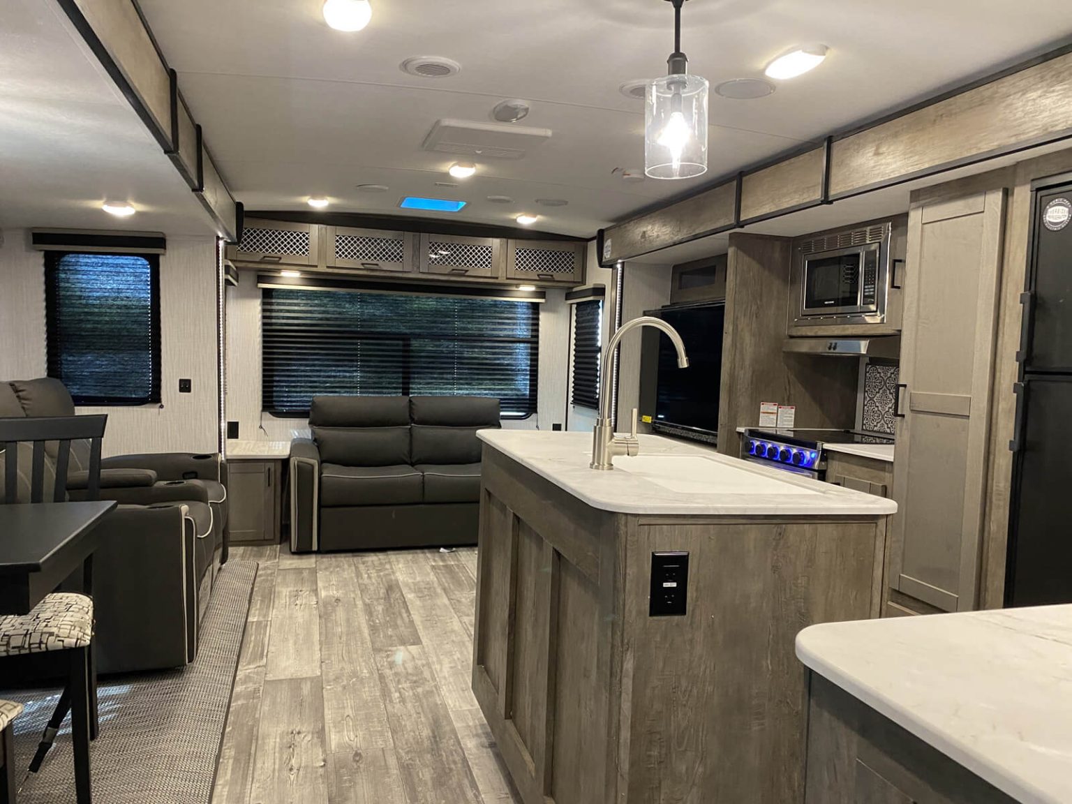 Top 6 Travel trailers with King size beds